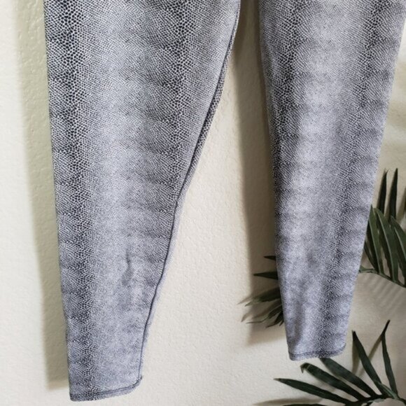 Onzie Snakeskin Python Print High Waisted Yoga Pants Leggings size M/L - Picture 4 of 11